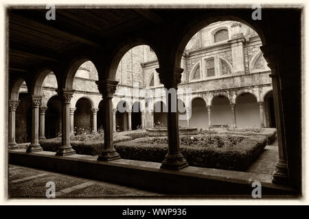 Image teintée de sépia le cloître de Lamego Cathedral dans la vallée du Douro, Portugal Banque D'Images