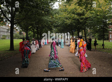 Modèles sur le podium à l'Erdem Printemps/Été 2020 de la Fashion Week de Londres à Grays Inn Gardens, Londres. Banque D'Images