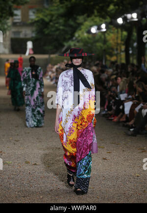 Modèles sur le podium à l'Erdem Printemps/Été 2020 de la Fashion Week de Londres à Grays Inn Gardens, Londres. Banque D'Images