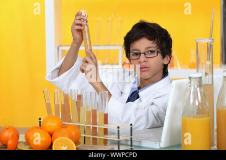 Enfant jouant avec un jeu de chimie et d'oranges Banque D'Images