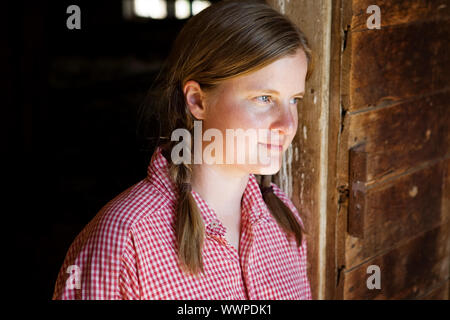 Un travailleur agricole girl Taking a break Banque D'Images