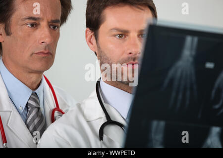 Portrait de deux médecins examining X-rays Banque D'Images