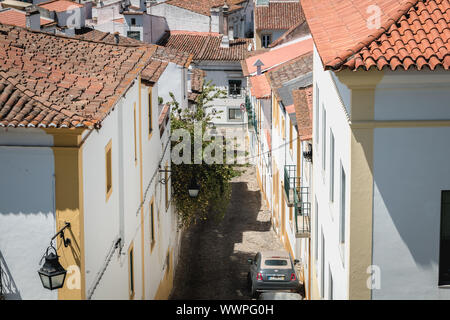 Evora, Portugal - 5 mai 2018 : Maison typique de l'architecture de détails centre ville historique un jour de printemps Banque D'Images