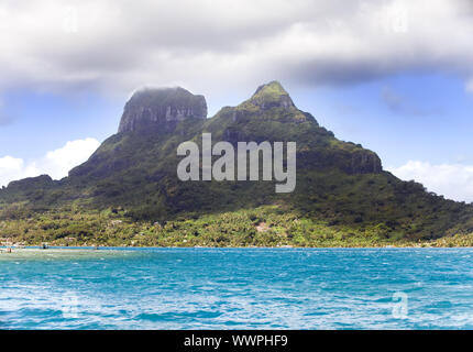 Le bleu de la mer et des nuages sur le Mont Otemanu, sur l'île de Bora Bora Banque D'Images