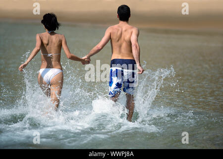 Couple en marche dans l'eau Banque D'Images