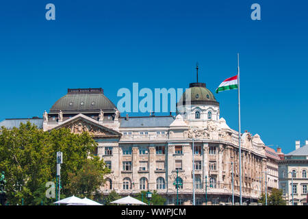 BUDAPEST, HONGRIE - 01 août, 2017 : Le ministère de l'intérieur du bâtiment avec la Hongrie La Hongrie en agitant le drapeau national en face d'elle Banque D'Images