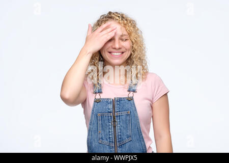 Jeune blonde curly laughing woman ayant l'humeur positive. Studio shot. Banque D'Images