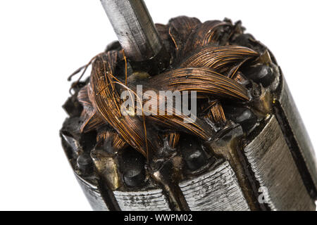Vieux rotor endommagé de moteur électrique, close-up, isolé sur fond blanc Banque D'Images