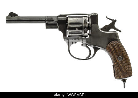 Pistolet ancien avec le marteau armé, isolé sur fond blanc Banque D'Images