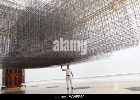 Sculpteur britannique de renommée internationale : Antony Gormley RA . Cette exposition est sa plus importante exposition solo au Royaume-Uni depuis plus de 10 ans , briging ensemble, à la fois en cours et spécialement conçue pour la news works , à partir de dessins et de sculptures d'environnements expérientiels , qui prendra sur le RA's galeries principales à travers les 13 chambres . Antony Gormley est meilleur - connu pour ses 200 tonne Ange du Nord près de l'installation et son Gastehed projet impliquant 24,000 membres du public pour Trafalgar Square est la quatrième Plinth . Antony Gormley tourne au RA du 21 septembre au 3 décembre 2019 Banque D'Images