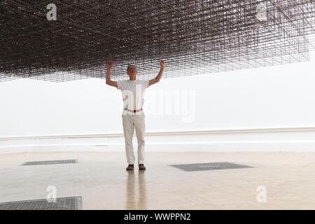 Sculpteur britannique de renommée internationale : Antony Gormley RA . Cette exposition est sa plus importante exposition solo au Royaume-Uni depuis plus de 10 ans , briging ensemble, à la fois en cours et spécialement conçue pour la news works , à partir de dessins et de sculptures d'environnements expérientiels , qui prendra sur le RA's galeries principales à travers les 13 chambres . Antony Gormley est meilleur - connu pour ses 200 tonne Ange du Nord près de l'installation et son Gastehed projet impliquant 24,000 membres du public pour Trafalgar Square est la quatrième Plinth . Antony Gormley tourne au RA du 21 septembre au 3 décembre 2019 Banque D'Images