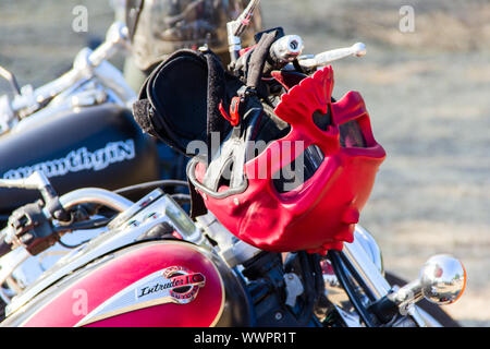 casque de moto rouge sous forme de crâne rouge. moto. Photo. Banque D'Images