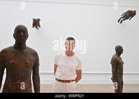 Sculpteur britannique de renommée internationale : Antony Gormley RA . Cette exposition est sa plus importante exposition solo au Royaume-Uni depuis plus de 10 ans , briging ensemble, à la fois en cours et spécialement conçue pour la news works , à partir de dessins et de sculptures d'environnements expérientiels , qui prendra sur le RA's galeries principales à travers les 13 chambres . Antony Gormley est meilleur - connu pour ses 200 tonne Ange du Nord près de l'installation et son Gastehed projet impliquant 24,000 membres du public pour Trafalgar Square est la quatrième Plinth . Antony Gormley tourne au RA du 21 septembre au 3 décembre 2019 Banque D'Images