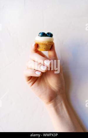 Manucure et des gâteaux dans les mains Banque D'Images
