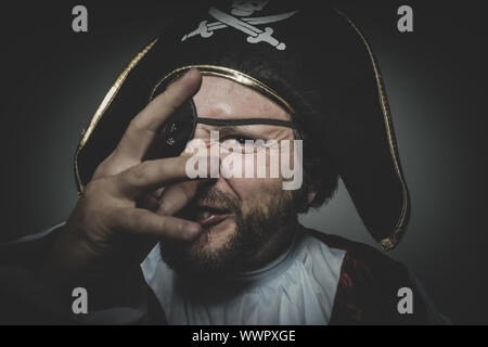 La dérision. man pirate avec cache et des vieux chapeau avec grimaces et expressif Banque D'Images