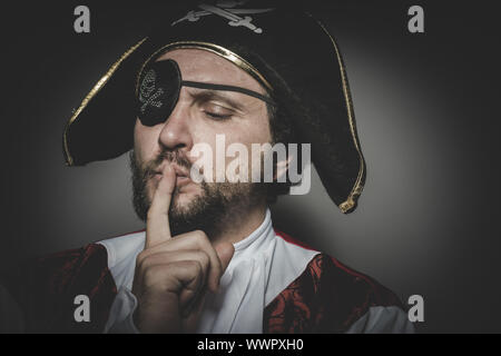 Man pirate avec cache et des vieux chapeau avec grimaces et expressif Banque D'Images