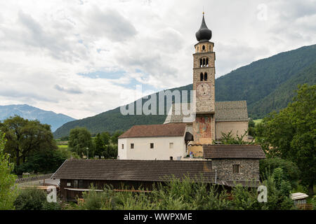 L'église St Pankraz à Glurns (Tyrol du Sud, Italie) sur un jour nuageux en été Banque D'Images