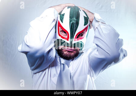 Frustrés, en colère businessman avec masque de catcheur mexicain, les expressions de colère et de rage Banque D'Images