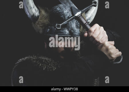 Guerrier Viking, ancienne épée en fer et un casque avec des cornes Banque D'Images