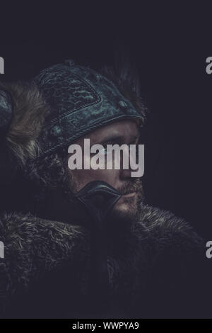 Costume, scandinave, Viking guerrier avec une épée énorme et un casque avec des cornes Banque D'Images