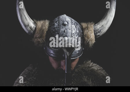 Meurtrier, Viking guerrier avec épée en fer et un casque avec des cornes Banque D'Images