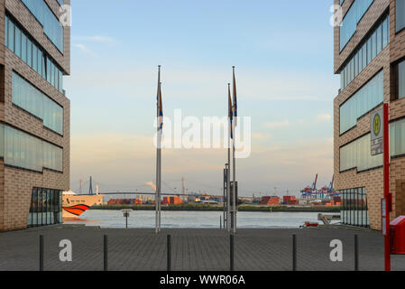 Le navire de croisière AIDA, à voir entre deux immeubles de bureaux à Hambourg Altona quitte le port Banque D'Images