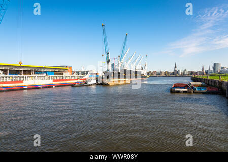 Freighter dans le sud-ouest du bassin du port dans le quartier de Hambourg Kleiner Grasbrook Banque D'Images