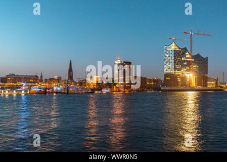 La photographie de nuit de l'office d'habitation à la Kehrwieder et l'Elbe Philharmonic Hall Banque D'Images