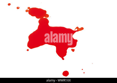 Seringue injectant du sang rouge sur fond blanc Banque D'Images