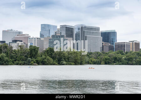 Washington DC, USA - 7 juin 2019 : Architecture bâtiments dans la zone de l'autre côté de la rivière Potomac, avec pataugeoire pour les kayakistes Banque D'Images