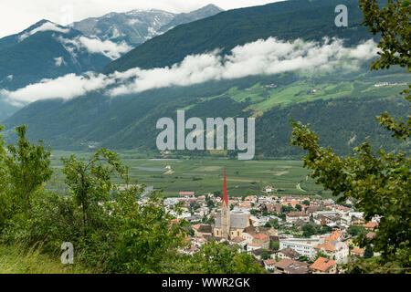 La ville de Silandro (Tyrol du Sud, Italie) d'en haut sur un jour nuageux en été Banque D'Images