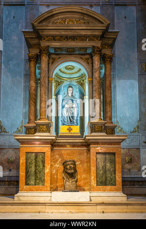 Magnifique figure sainte Vierge Marie dans la Basílica de la Merce, Barcelone Banque D'Images