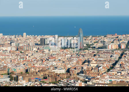 Vue urbaine avec le Baptistère dans le quartier Poblenou de Barcelone Banque D'Images