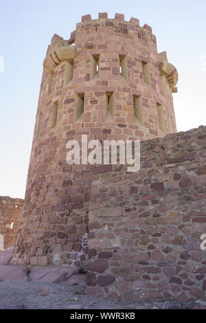 Château avec remparts et murs de pierres rouges, Villafamés rural villa à Castellon, région de Valence en Espagne Banque D'Images