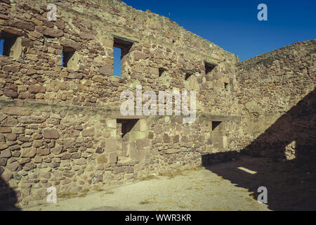 Château avec remparts et murs de pierres rouges, Villafamés rural villa à Castellon, région de Valence en Espagne Banque D'Images