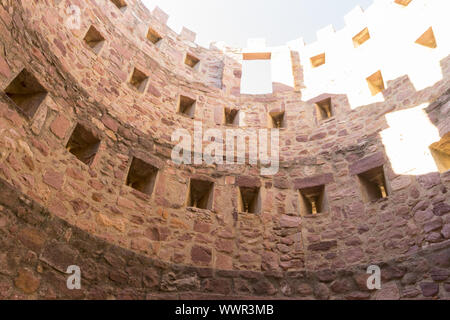 Château avec remparts et murs de pierres rouges, Villafamés rural villa à Castellon, région de Valence en Espagne Banque D'Images