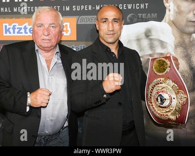 L'entraîneur-chef Ulli Wegner et super boxeur poids moyen Arthur Abraham le team Sauerland Banque D'Images