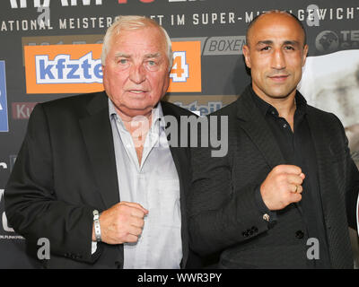 L'entraîneur-chef Ulli Wegner et super boxeur poids moyen Arthur Abraham le team Sauerland Banque D'Images