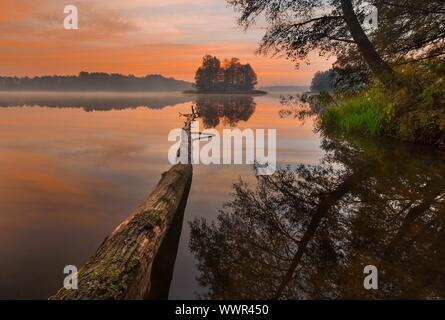 Beau lever de soleil sur le lac. Paysage animé tranquille avec lac polonais. Banque D'Images