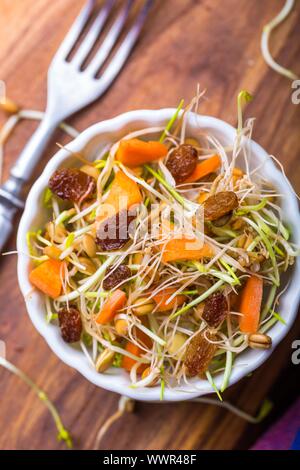 Germe de blé et de lentilles fraîches Salade avec carotte Banque D'Images