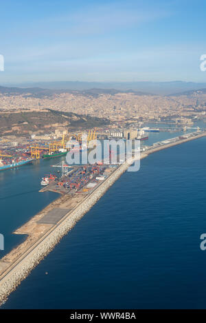 Vue d'en haut au-dessus de Zona Franca - Port, le port industriel de Barcelone Banque D'Images