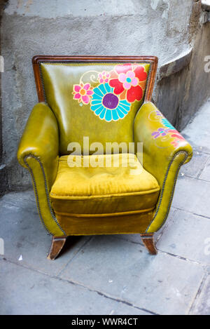 Beau vieux fauteuil peint, dans les rues étroites de l'ancien quartier de Barcelone Banque D'Images