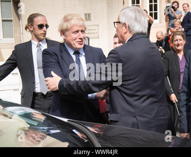 Premier ministre Boris Johnson et le président de la Commission européenne, Jean-Claude Juncker en laissant le bouquet garni restaurant au Luxembourg après leur déjeuner de travail sur Brexit. Banque D'Images