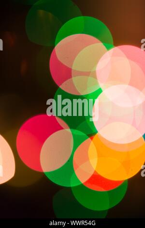 Bokeh de Noël arrière-plan. L'abstraction des lumières colorées de flou artistique sur l'arbre de Noël Banque D'Images