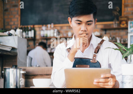 Propriétaire de petite entreprise d'un café. Jeune propriétaire démarrage petit café shop. Banque D'Images