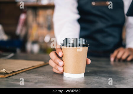 Jeune propriétaire de café cafe service service à la clientèle. La petite entreprise et de l'owner business concept. Banque D'Images
