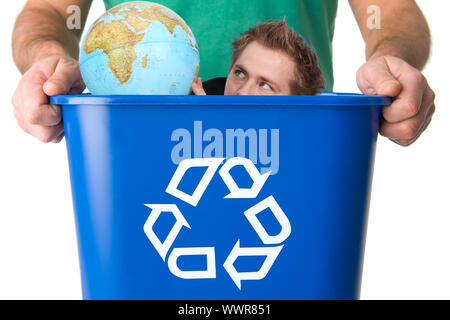 Homme avec globe dans les déchets pour recyclage Banque D'Images