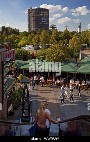 Personnes à votre CentrO avec gazomètre, Oberhausen, Nordrhein-Westfalen, Germany, Europe Banque D'Images