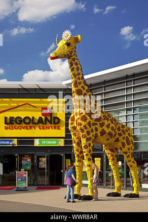 Girafe en face de Legoland au CentrO, Oberhausen, Ruhr, Rhénanie du Nord-Westphalie, Allemagne Banque D'Images
