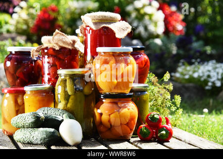 Pots de légumes et fruits dans le jardin. Les aliments marinés. Banque D'Images